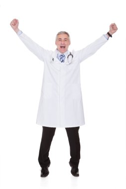 heyecanlı erkek doktor portresi