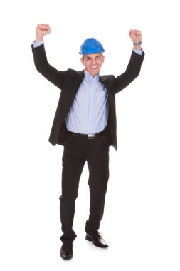 Kollarını kaldırdı erkek mimar portresi