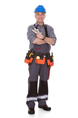 Olgun man holding İngiliz anahtarı