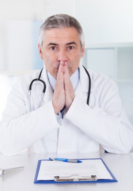 Olgun erkek doktor portresi