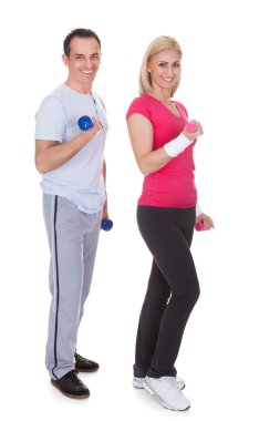 İki dambıl ile egzersiz portre