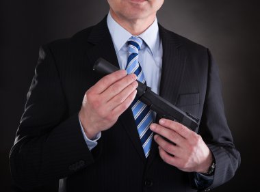 erkek tabanca ile yakın çekim