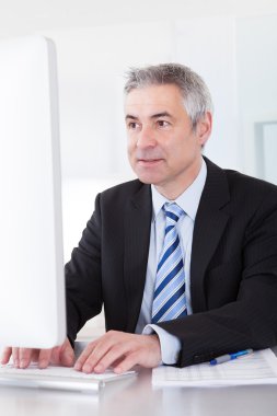 Olgun işadamı masa başında çalışma