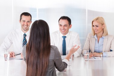 İş görüşmesinde konuşan kadın