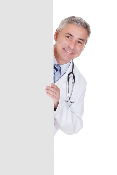 Portrét muže lékaře drží transparent — Stock fotografie