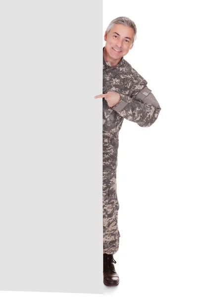 Mature soldat montrant sur blanc placard — Photo