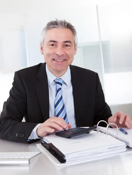 Uomo d'affari maturo al lavoro — Foto Stock