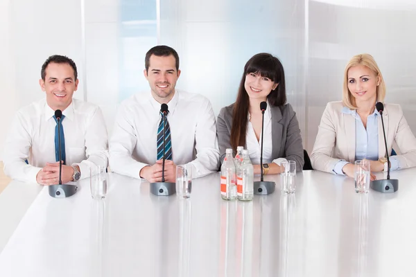 Grupo de Negócios Sentado em Conferência — Fotografia de Stock