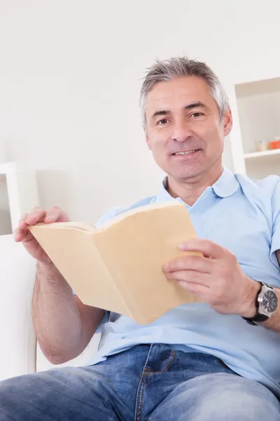 Uomo maturo lettura libro — Foto Stock