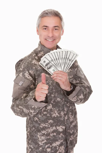 Glad mogen soldat håller 100 dollarsedlar — Stockfoto