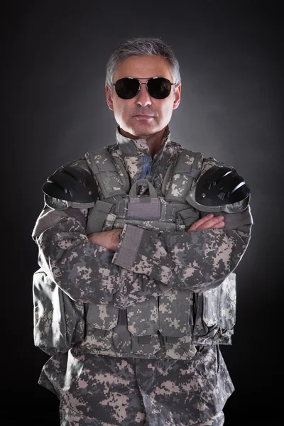 Retrato de um soldado maduro usando óculos de sol — Fotografia de Stock