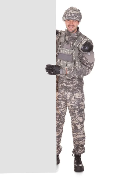 Portret van soldaat met plakkaat — Stockfoto
