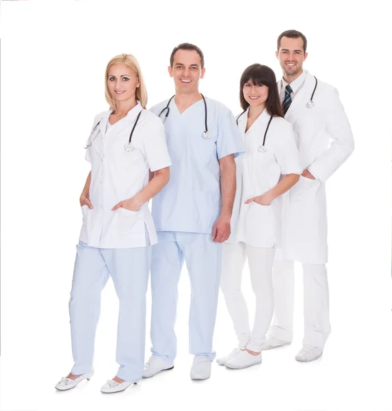 Skupina lékařů, stojící v řadě — Stock fotografie