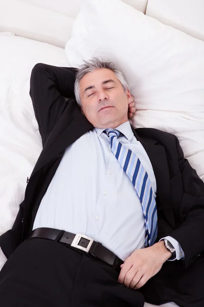 Biznesmen relaks na łóżku — Zdjęcie stockowe
