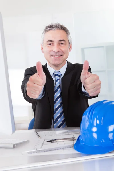 Arquiteto masculino mostrando polegar para cima sinal — Fotografia de Stock