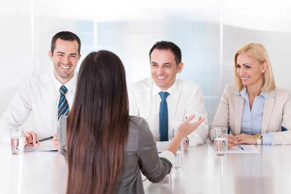 Mulher de negócios falando na entrevista — Fotografia de Stock