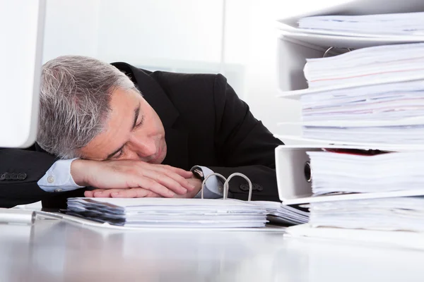 Volwassen zakenman slapen's Bureau — Stockfoto