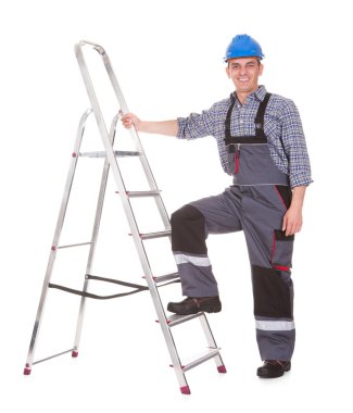 merdiven ile erkek işçi portresi