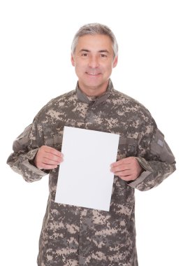 Olgun asker holding boş kağıt