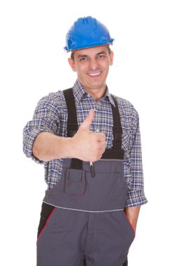 başparmak-up işaret gösteren bir erkek işçi portresi