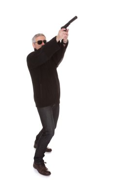 Olgun erkek tabanca ile nişan