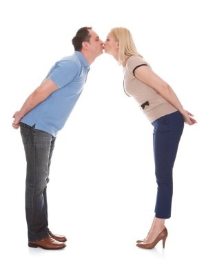 Öpüşen genç bir çiftin portresi