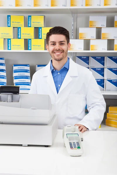 Farmacéutico masculino en farmacia — Foto de Stock