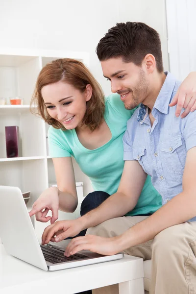 Retrato de pareja feliz usando laptop — Foto de Stock