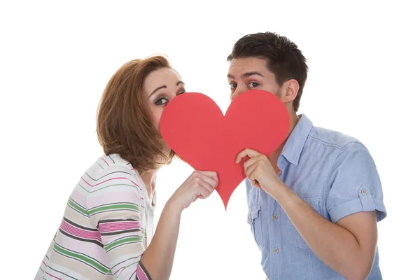 Casal segurando papel coração — Fotografia de Stock