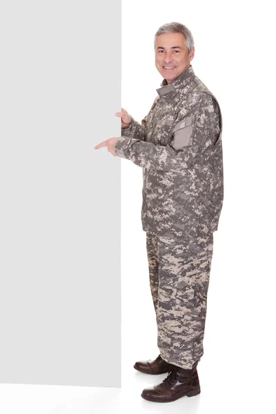 Volwassen soldaat tonen op lege plakkaat — Stockfoto