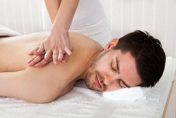 Homem recebendo tratamento de spa — Fotografia de Stock