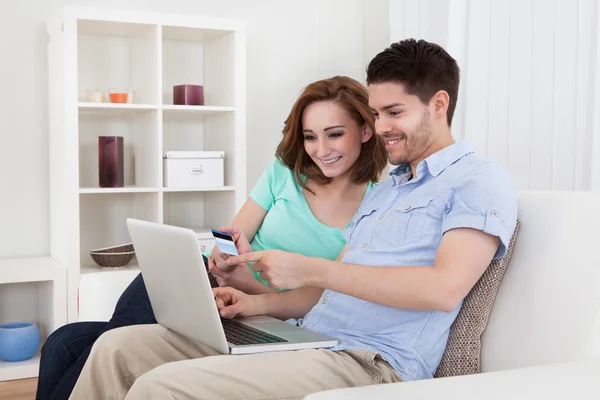 Young couple shopping online — Stock Photo, Image