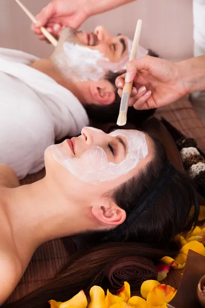 Couple Avec Masque Visage Au Spa Centre — Photo