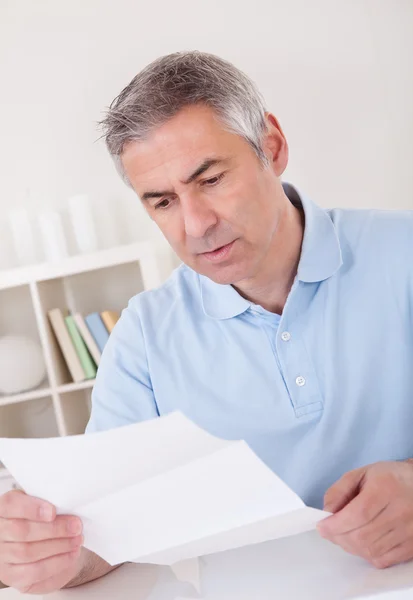 Horrified old man reading a letter — Stock Photo, Image