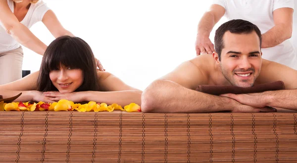 Bela jovem casal desfrutando de massagem — Fotografia de Stock