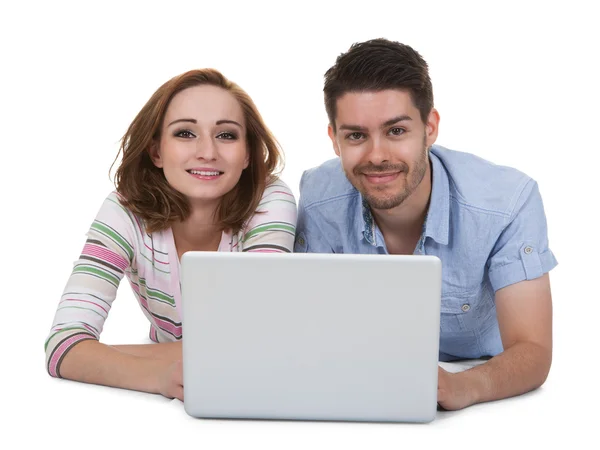 Dizüstü bilgisayar kullanan genç mutlu çift — Stok fotoğraf