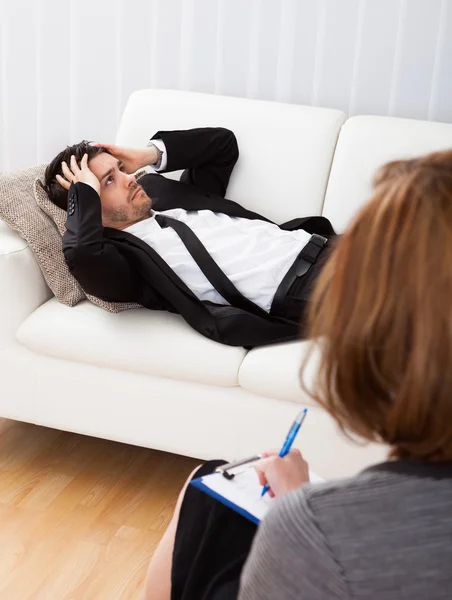 Affärsman som pratar med sin psykiater förklara något — Stockfoto