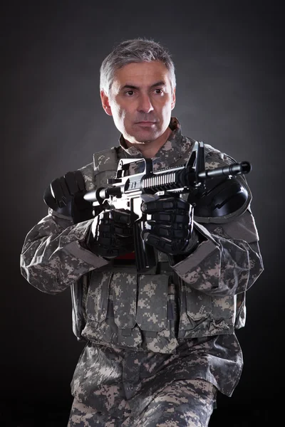 Portrait d'un soldat mature qui vise avec un pistolet — Photo