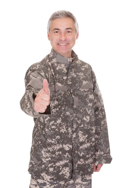 Starší voják ukazuje palcem nahoru znamení — Stock fotografie