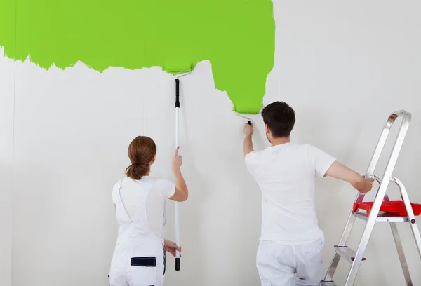 Młoda para malowanie ściany — Zdjęcie stockowe