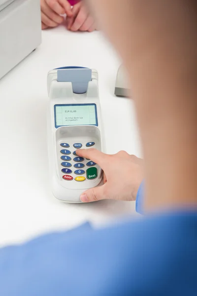 Vinger invoeren van de pin-code in kaart lezer machine — Stockfoto