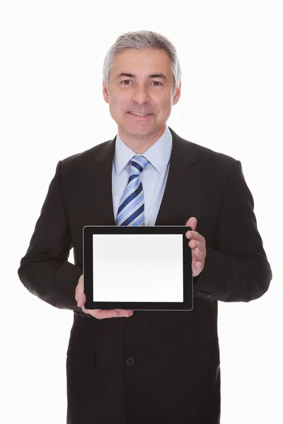 Mogna affärsman visar digital tablet — Stockfoto