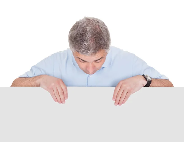 Homem Apresentando Placard em Branco — Fotografia de Stock