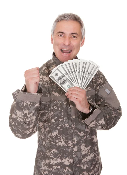 Glad mogen soldat håller 100 dollarsedlar — Stockfoto