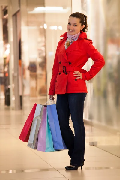 Jonge vrouw met boodschappentassen — Stockfoto