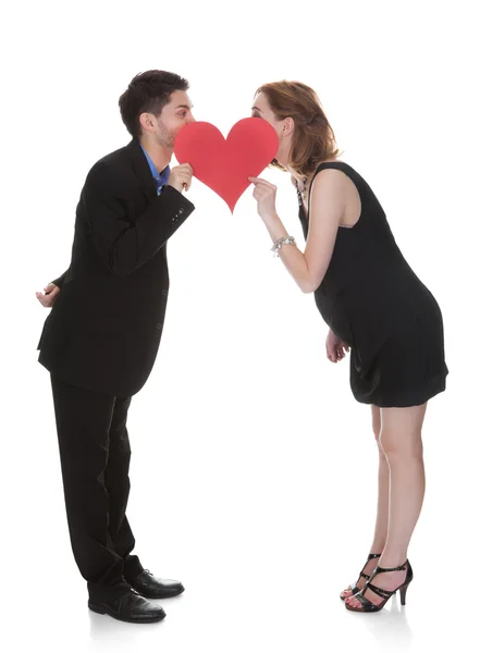 Couple holding heart symbol — Zdjęcie stockowe