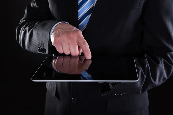 Close-up de empresário usando tablet digital — Fotografia de Stock