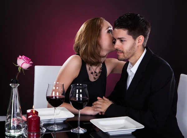 Pareja feliz en el restaurante —  Fotos de Stock