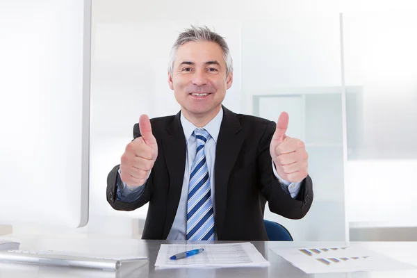 Sênior homem de negócios mostrando polegares para cima — Fotografia de Stock