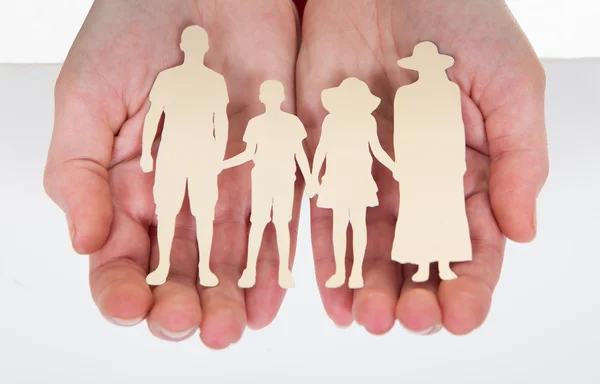 Mužské ruce drží rodina výřez tvaru — Stock fotografie